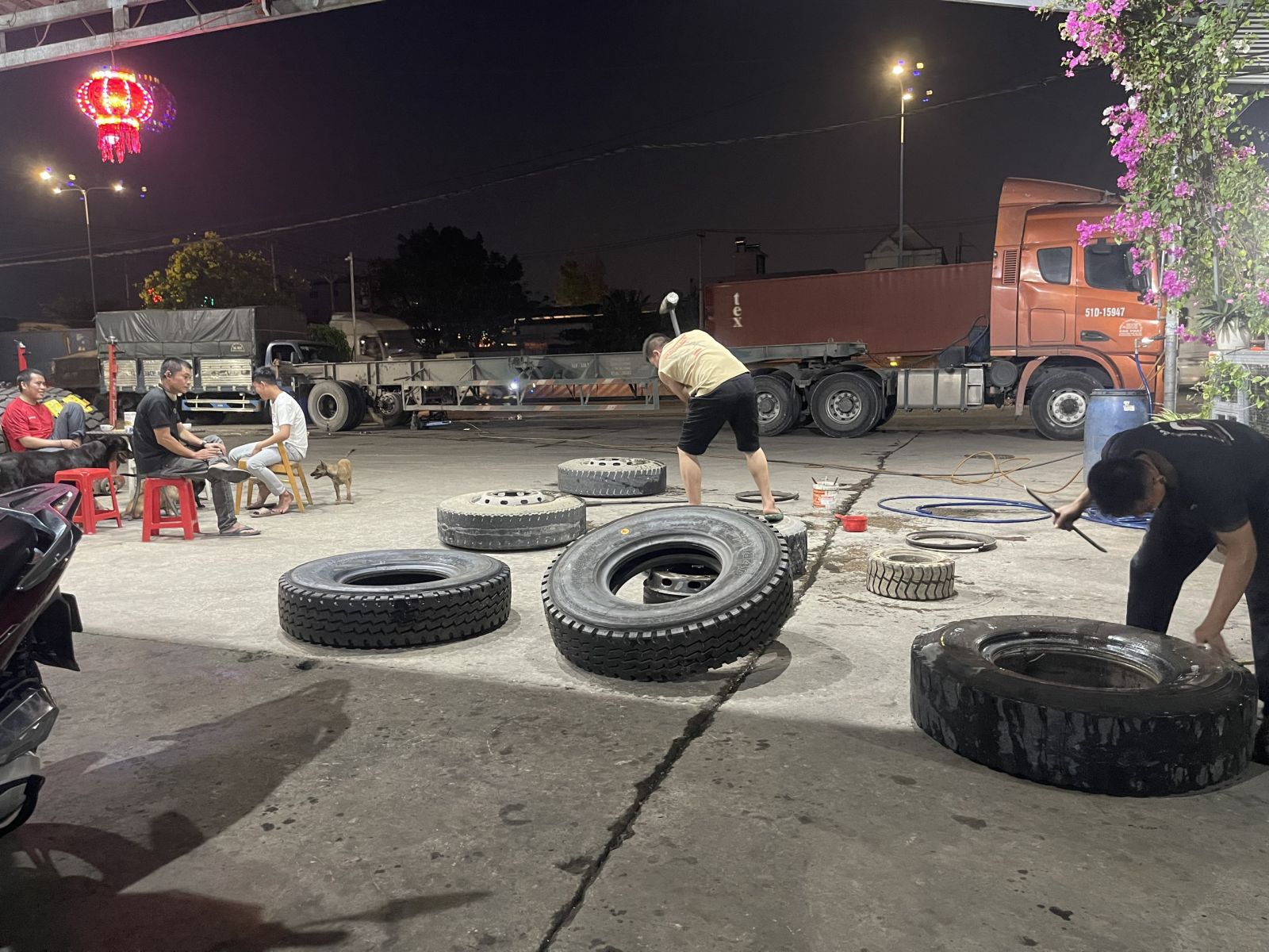 ĐỊA CHỈ VÁ VỎ XE Ô TÔ NGÀY- ĐÊM TẠI DĨ AN BÌNH DƯƠNG